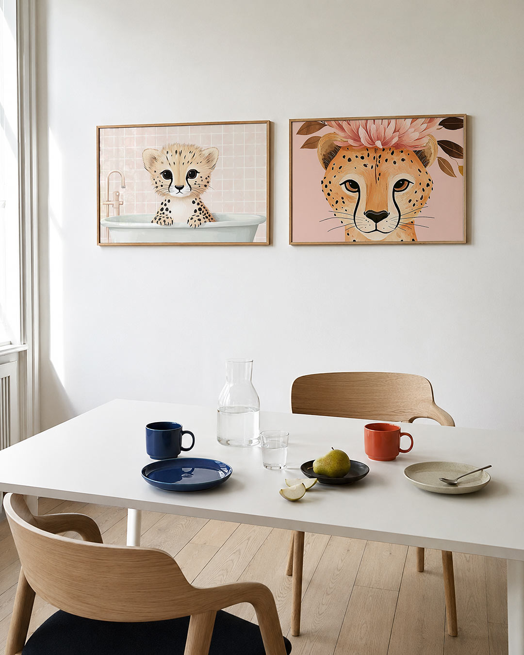 Tweedelige posterset met een schattige jonge cheeta kijkt nieuwsgierig uit een badkuip, getoond in een interieur