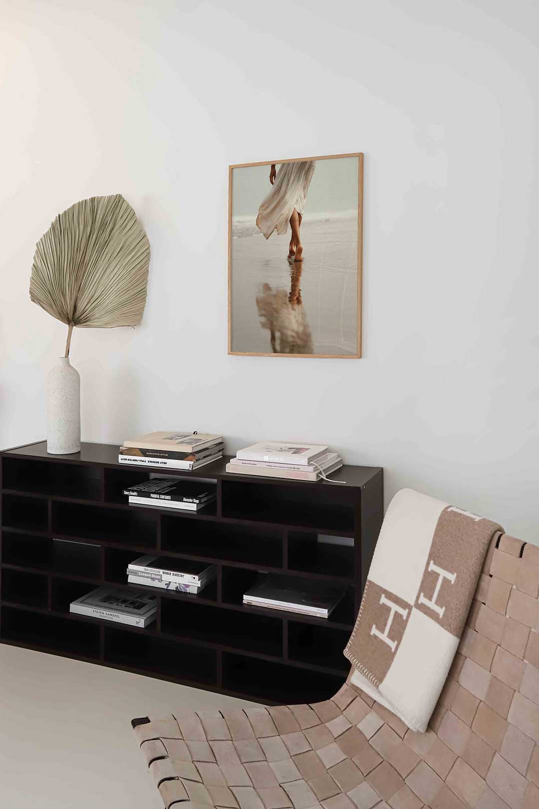 Vrouw in witte jurk Poster