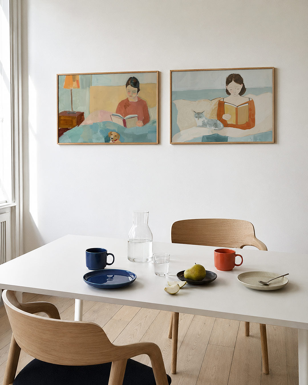 Interieurpresentatie van twee posters met een vrouw met een boek in bed, omringd door zachte pastelkleuren