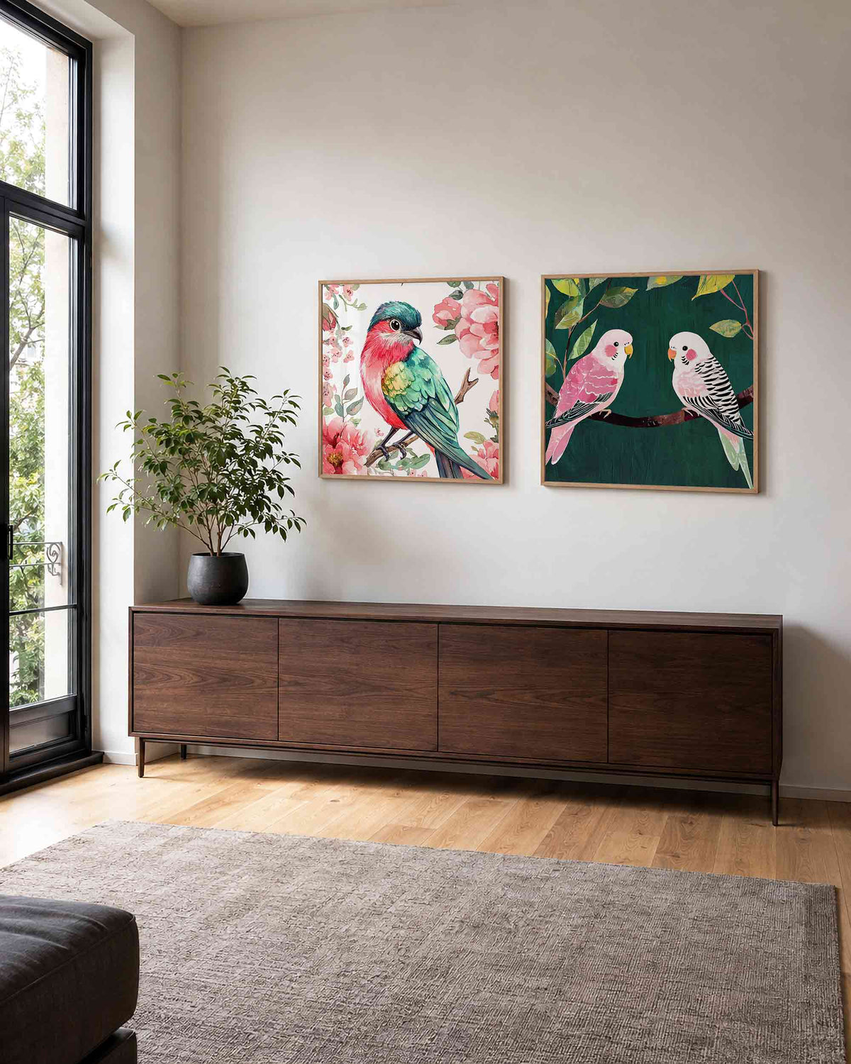 Interieurpresentatie van een tweedelige vierkante posterset met kleurrijke vogels