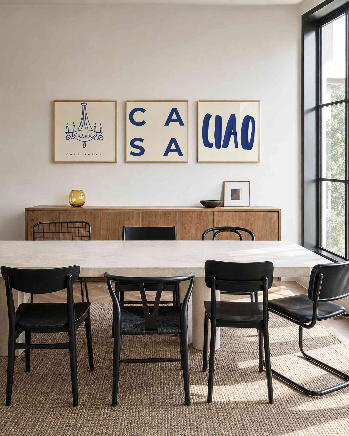Interieurpresentatie van een driedelige vierkante posterset met casa palma chao