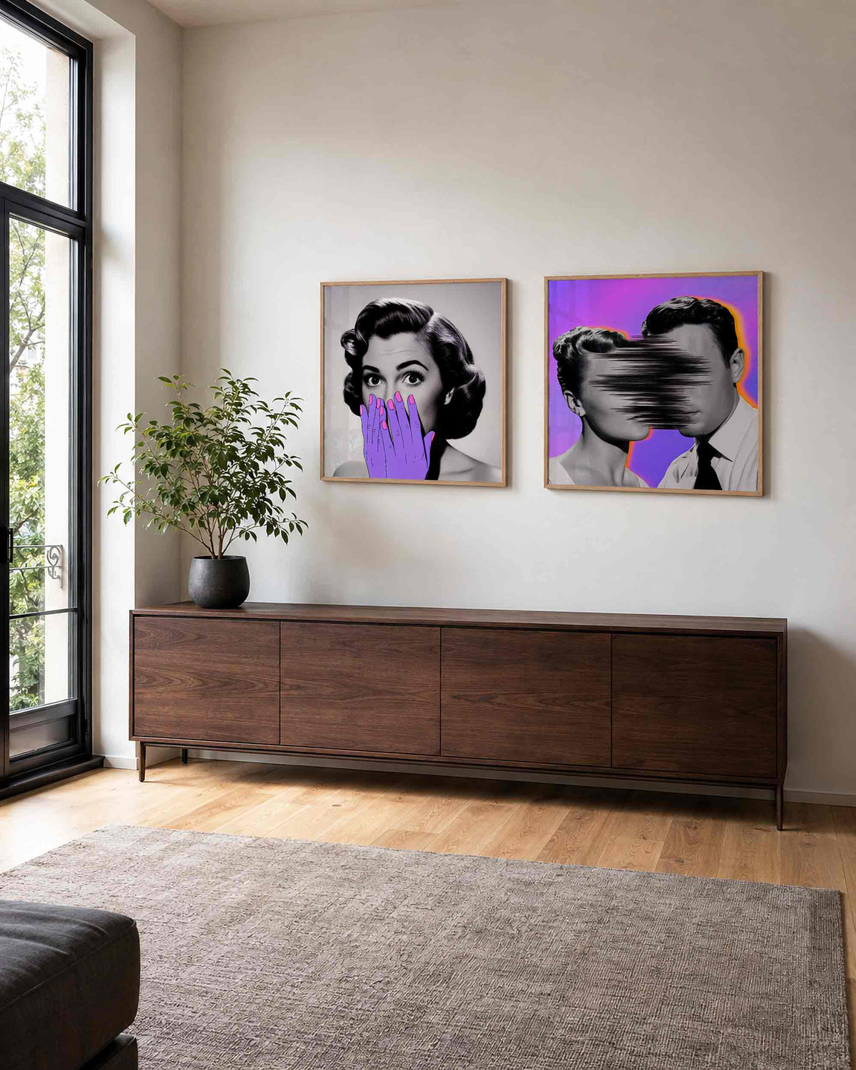 Interieurpresentatie van een tweedelige vierkante posterset met portretten en neon