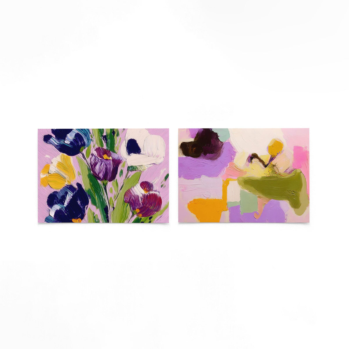 Twee liggende posters met bloemen in paars, geel en blauw op een gebroken witte achtergrond