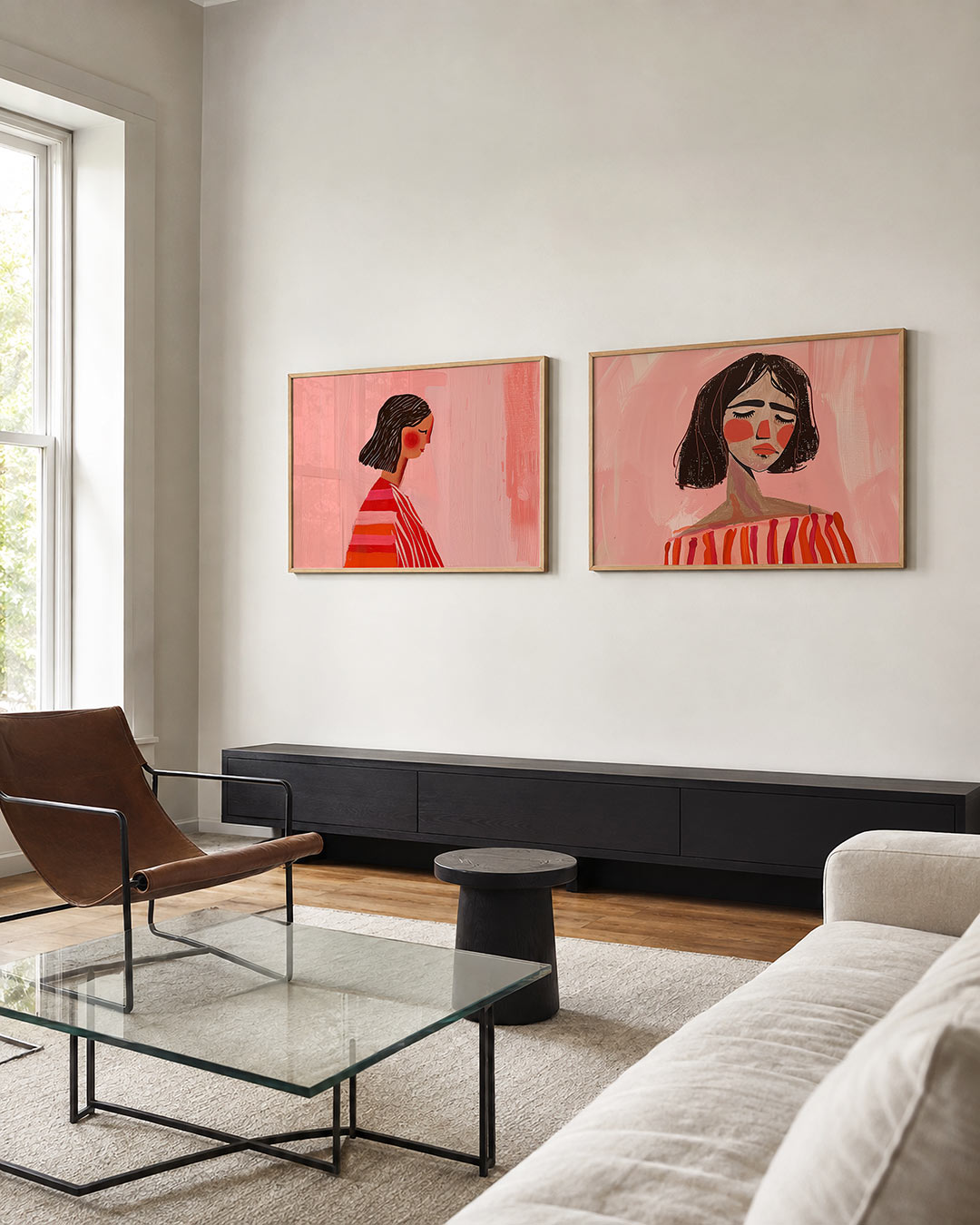 Twee liggende posters met een vrouwelijk silhouet met donkere haren en warme blosjes, aan de muur in een interieur