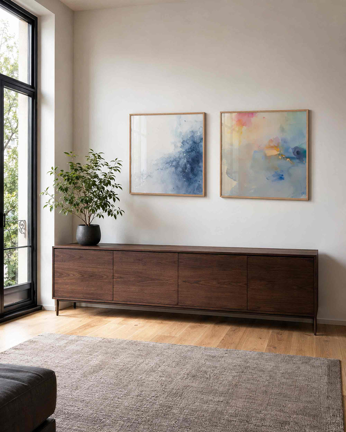 Interieurpresentatie van een tweedelige vierkante posterset met blauwe en pastelkleurige abstracte
