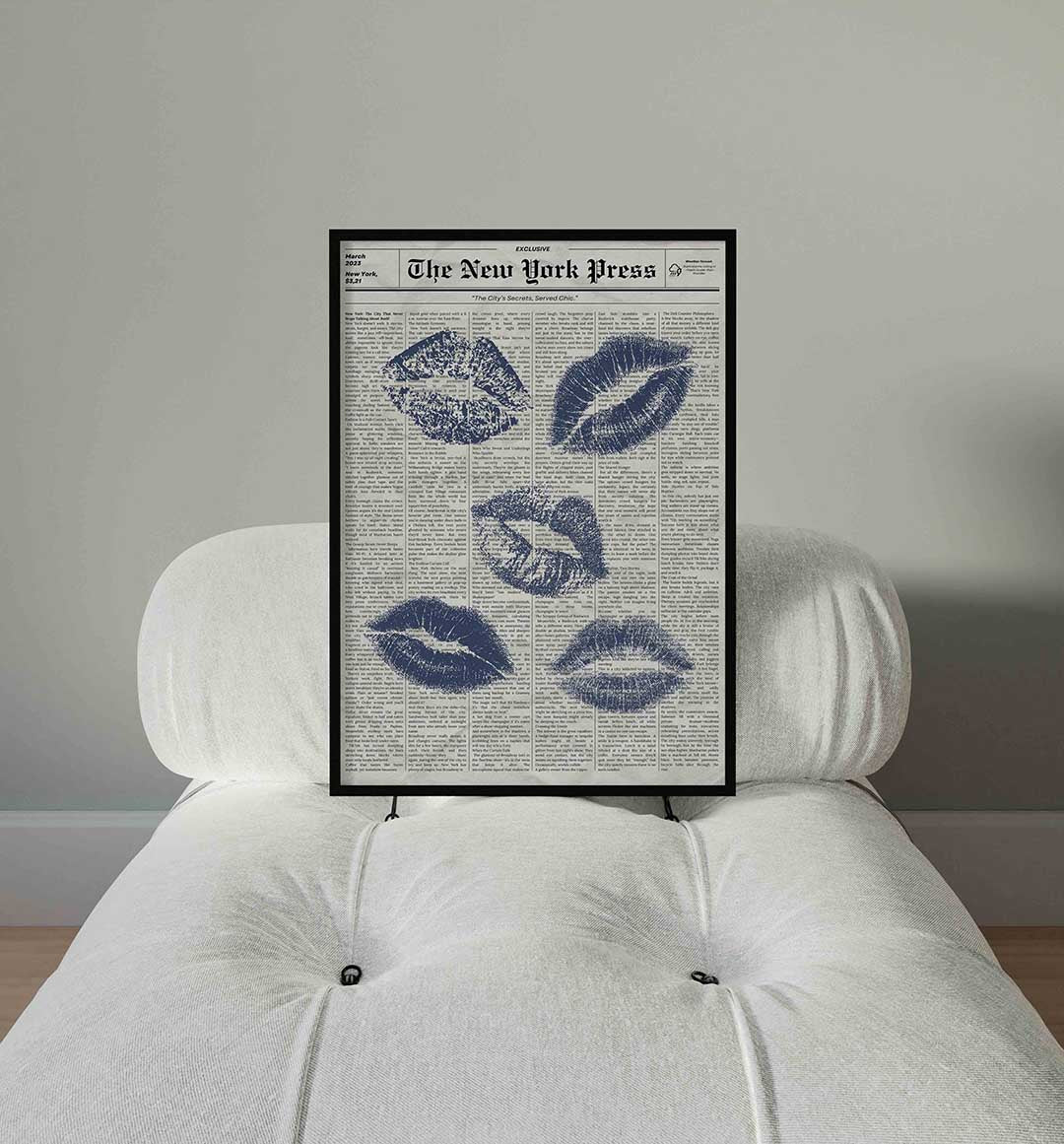 Blauwe lipafdrukken op krantenachtergrond Poster