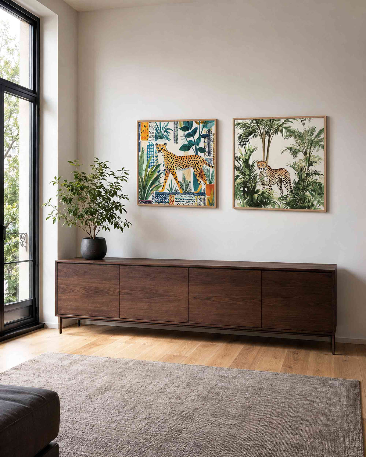 Interieurpresentatie van een tweedelige vierkante posterset met jachtluipaarden in het groen