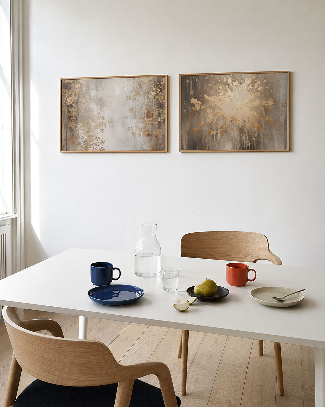 Twee liggende posters met een vloeiende beweging van gouden bloemen, aan de muur in een interieur