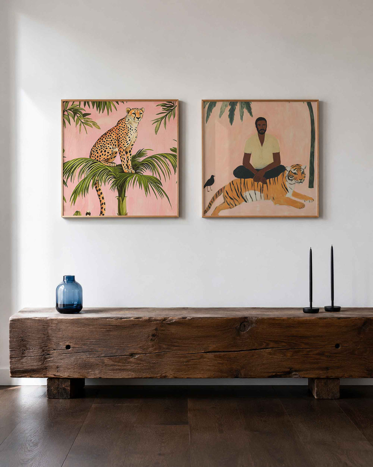 Interieurpresentatie van een tweedelige vierkante posterset met junglekatten