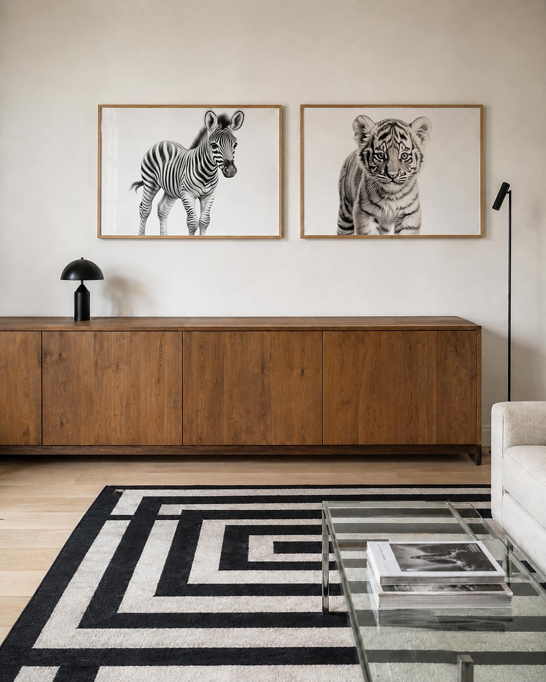 Interieurpresentatie van twee posters met een zebra met opvallende zwart-witte strepen