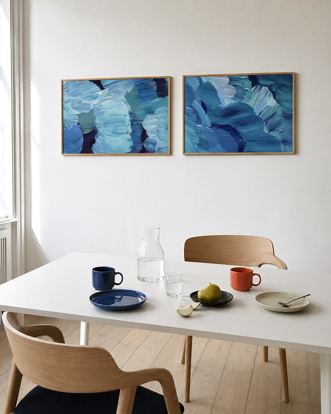 Interieurbeeld met twee liggende posters: deze tweedelige posterset heeft blauwe en groene borstelstreken