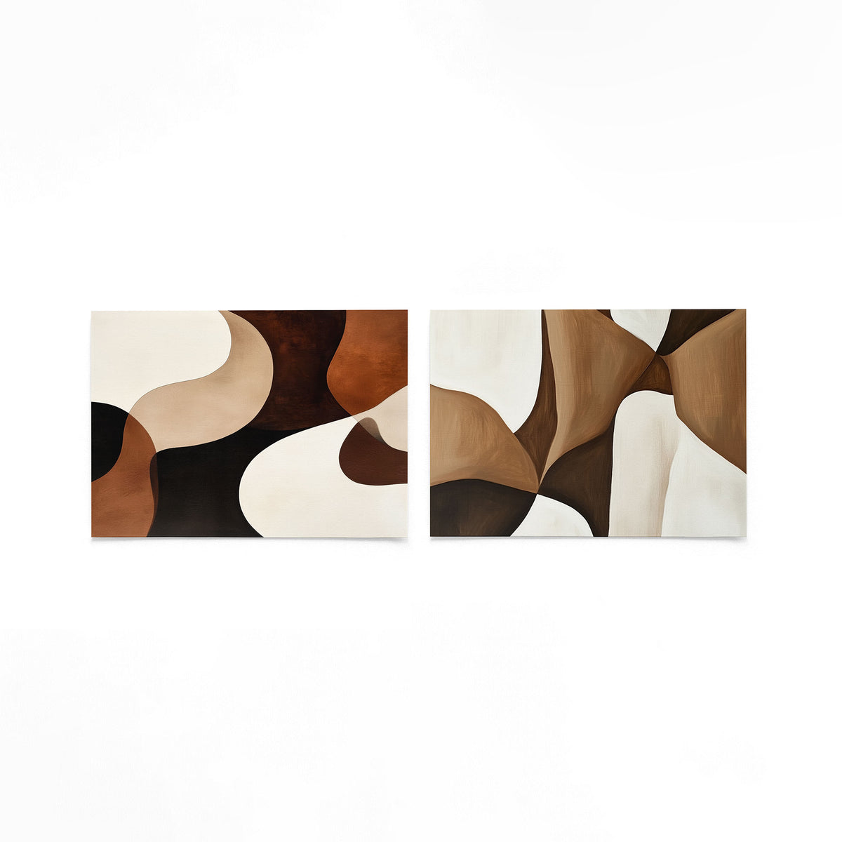 Twee liggende posters met vloeiende lijnen en zachte kleurvlakken in bruin, beige en wit op een gebroken witte achtergrond