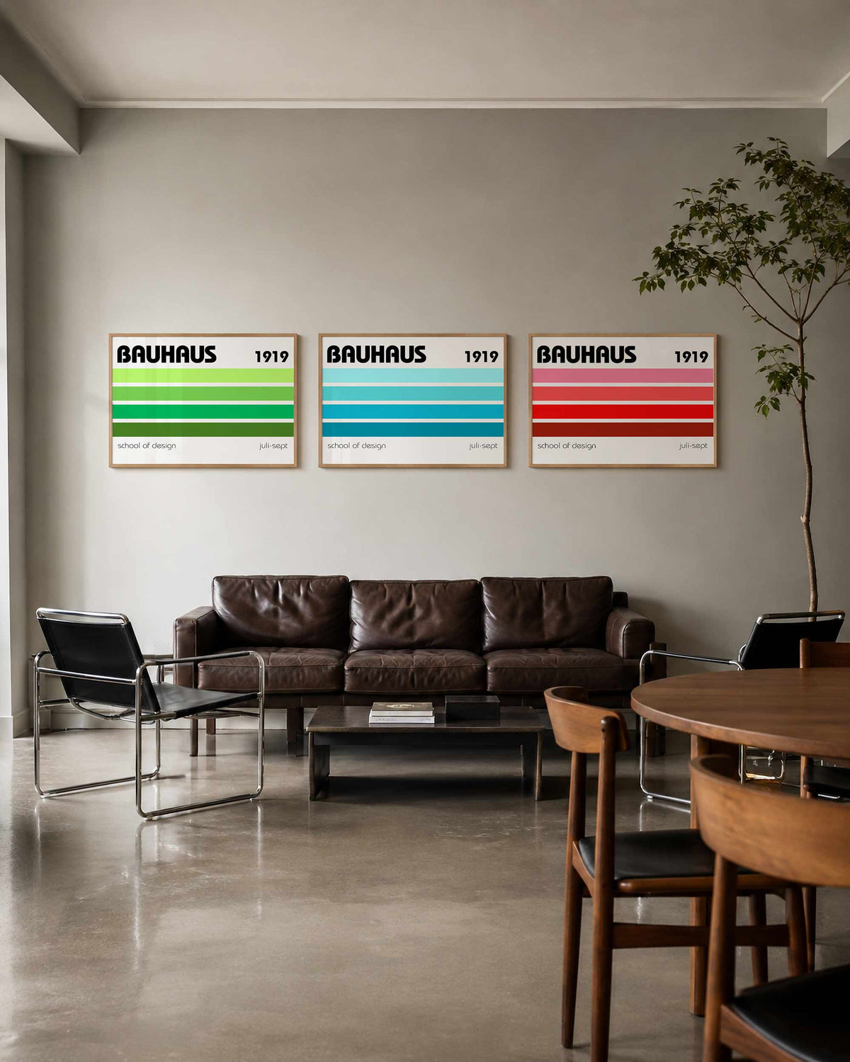 Interieurmockup van drieluik landscape-posterset met kleurbanen en jaartal