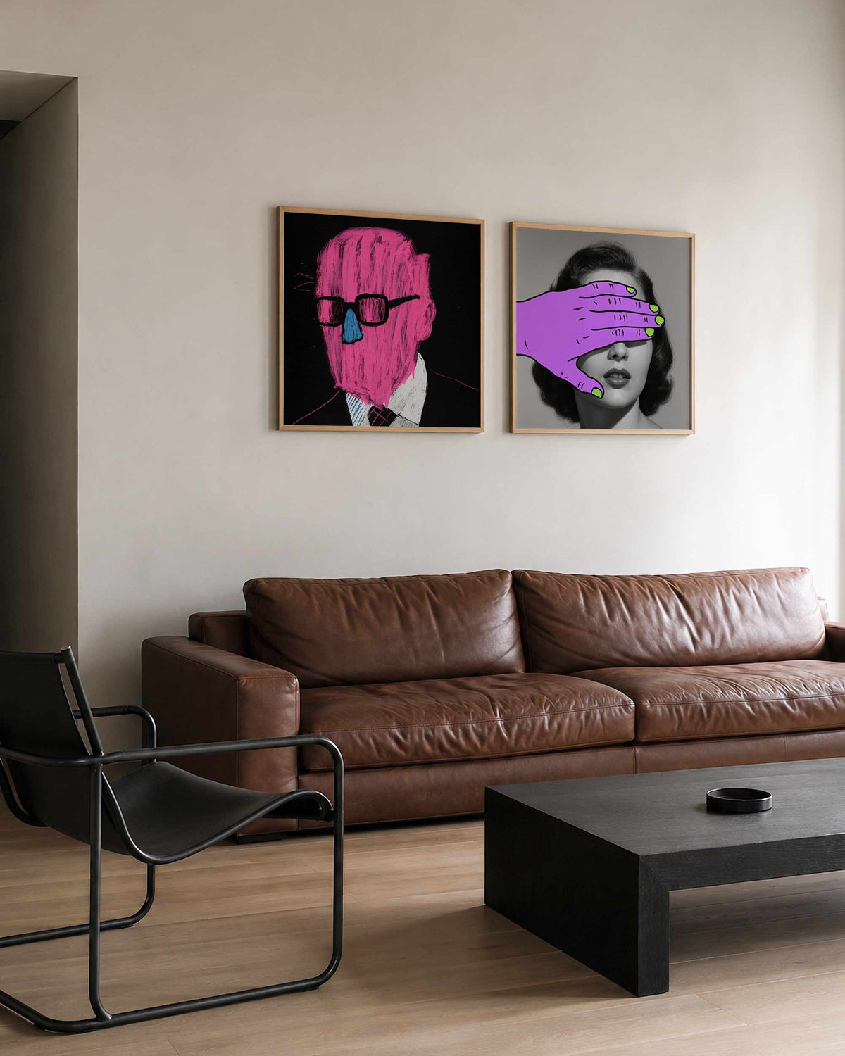 Interieurpresentatie van een tweedelige vierkante posterset met portretten met popkleur