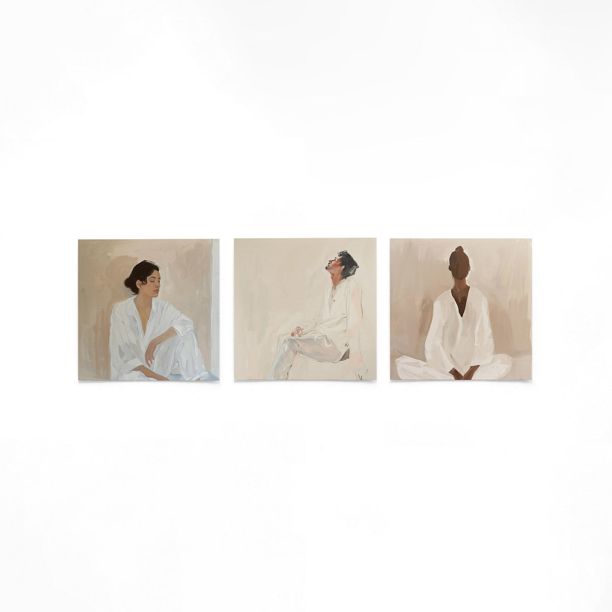 Drie vierkante posters met portretten in beige op een gebroken witte achtergrond