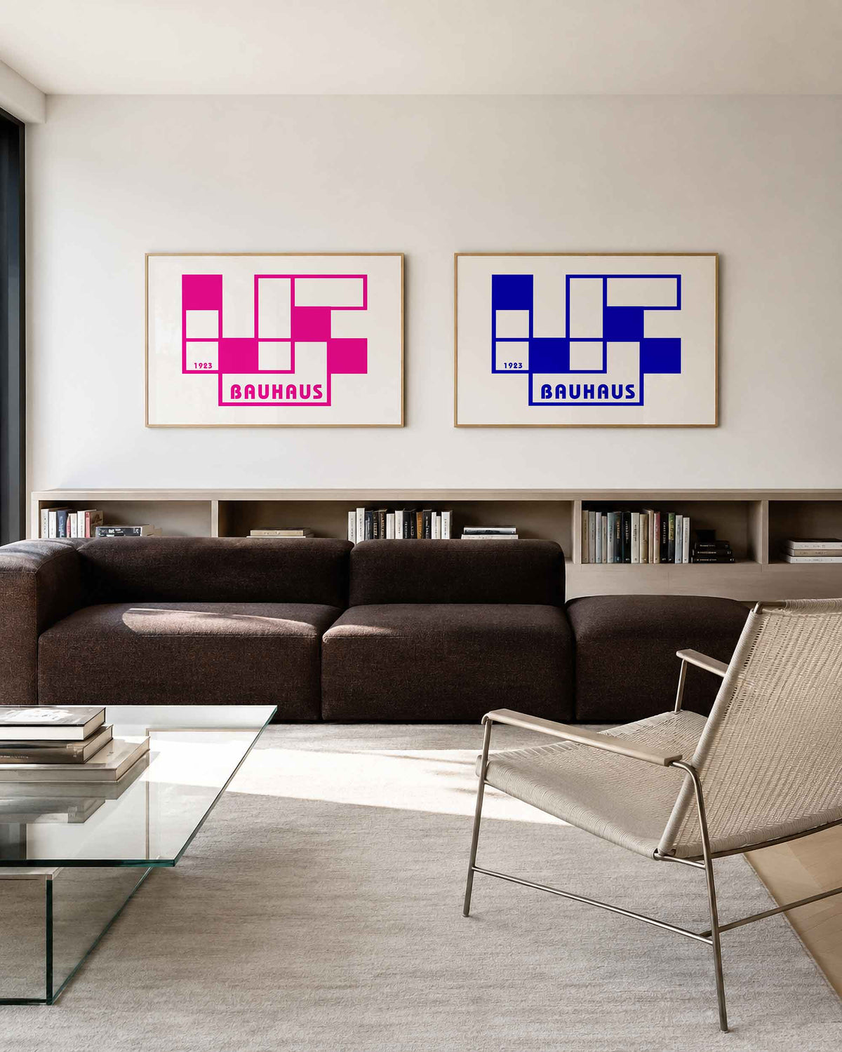 Interieurmockup van tweedelige landscape-posterset met roze en blauwe rasterletters