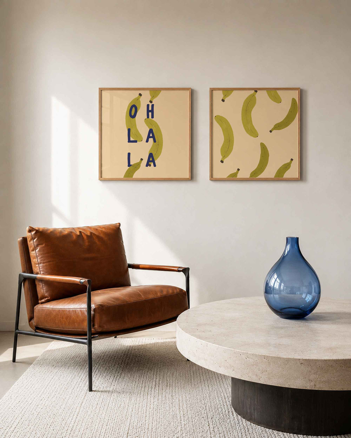 Interieurpresentatie van een tweedelige vierkante posterset met bananen en ohlala