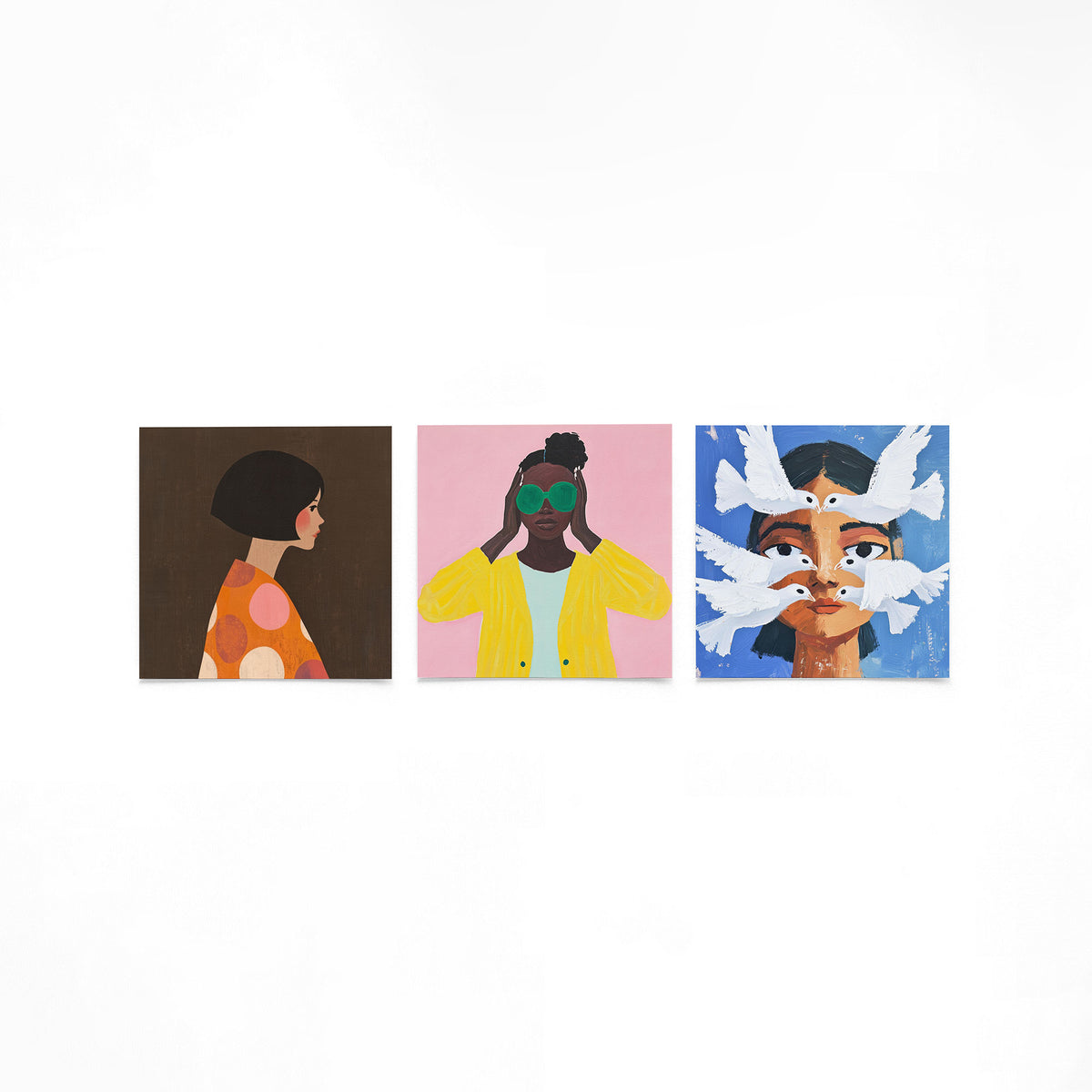 Drie vierkante posters met vrouwenportretten op een gebroken witte achtergrond