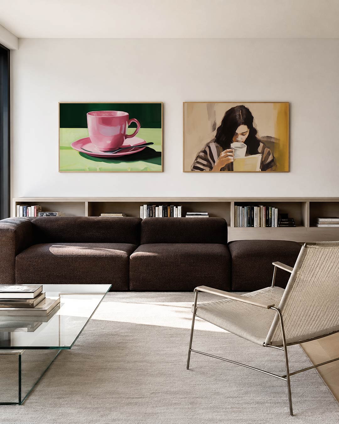 Twee liggende posters met een roze kop en schotel op een zachtgroene ondergrond, aan de muur in een interieur