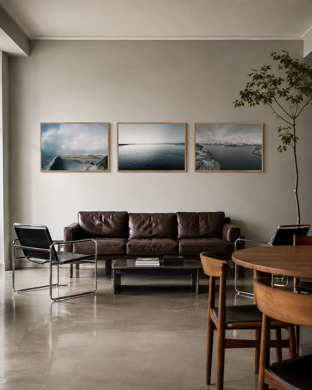Interieur met liggend fotografisch drieluik stilte aan de kust – Gerald Emming