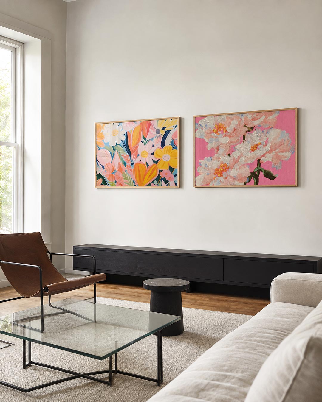 Twee liggende posters met een levendige verzameling bloemen in zachte pastelkleuren, aan de muur in een interieur