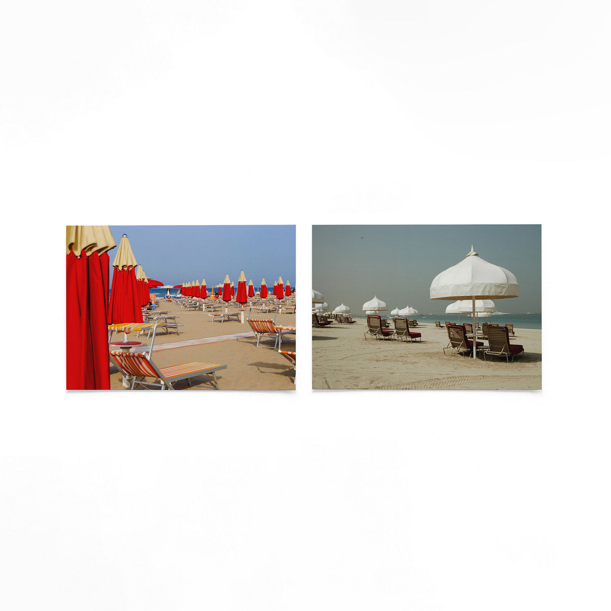 Twee liggende posters met rode parasols en ligbedden op een zonnig strand op een gebroken witte achtergrond