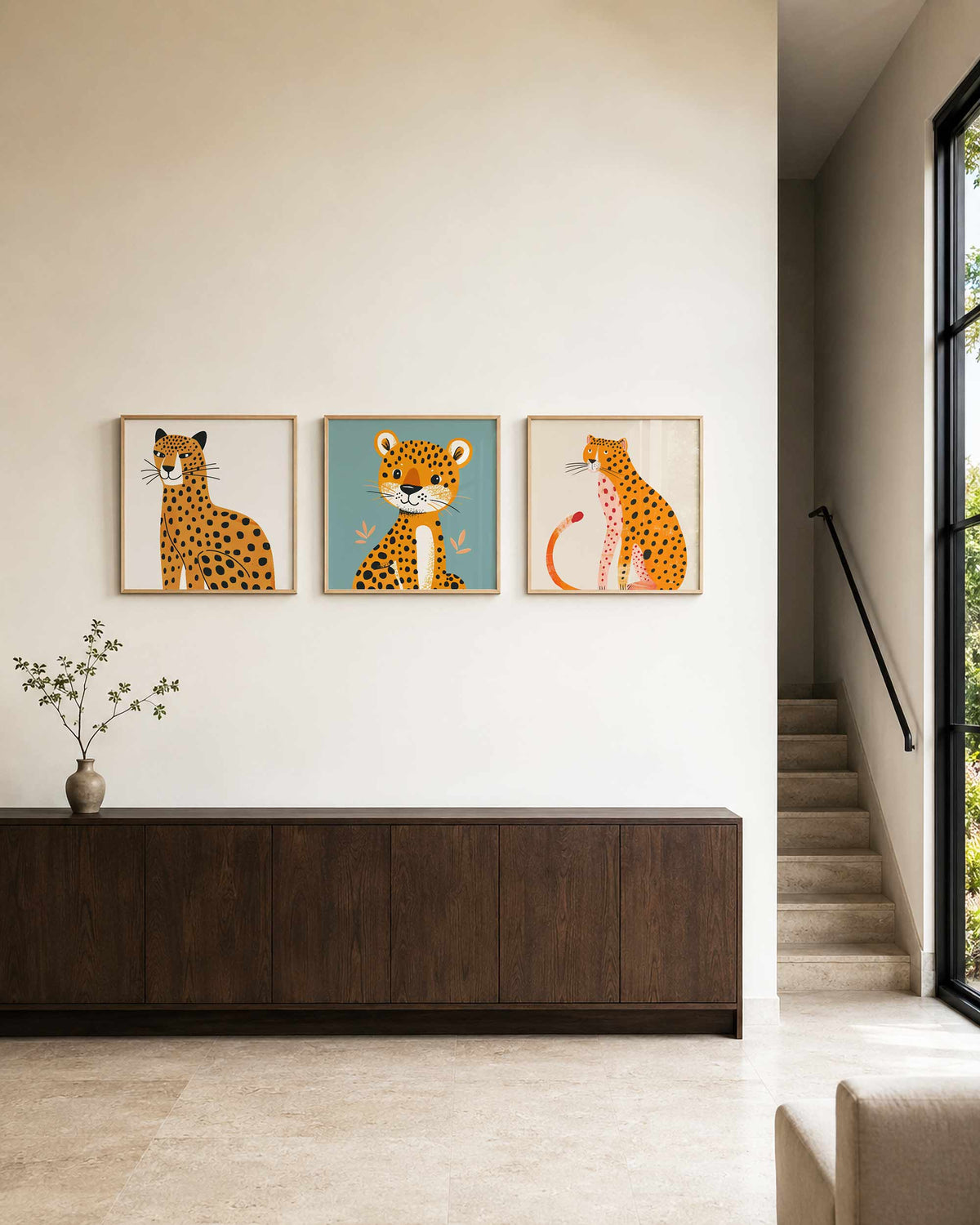 Interieurpresentatie van een driedelige vierkante posterset met gevlekte katachtigen