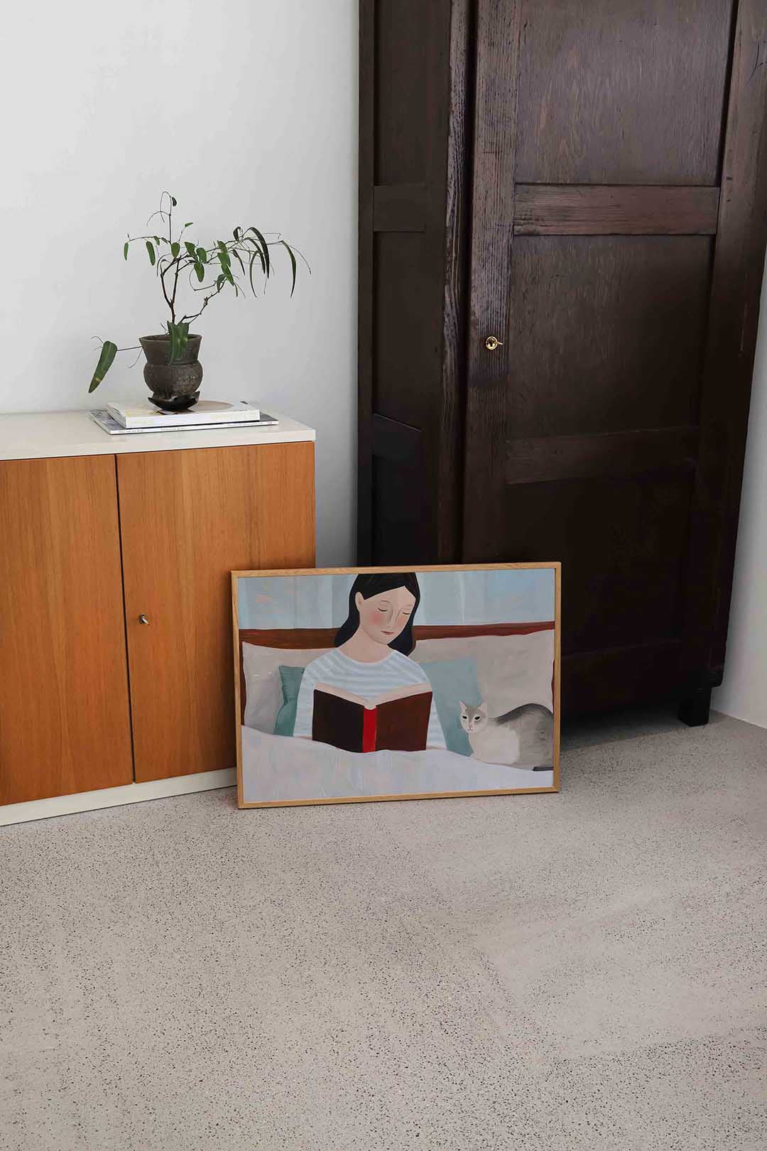 Lezende vrouw met kat Poster