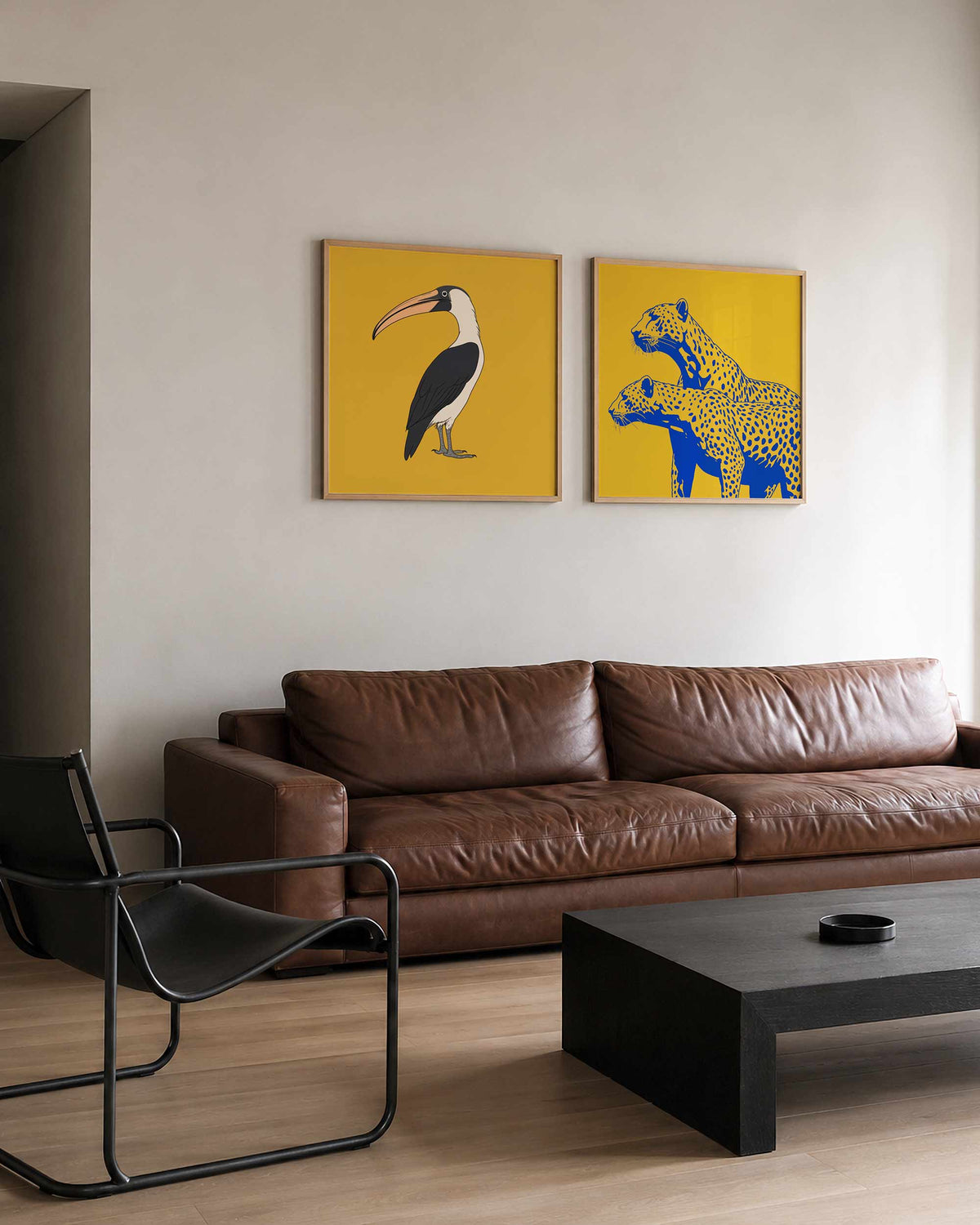 Interieurpresentatie van een tweedelige vierkante posterset met vogel en luipaarden