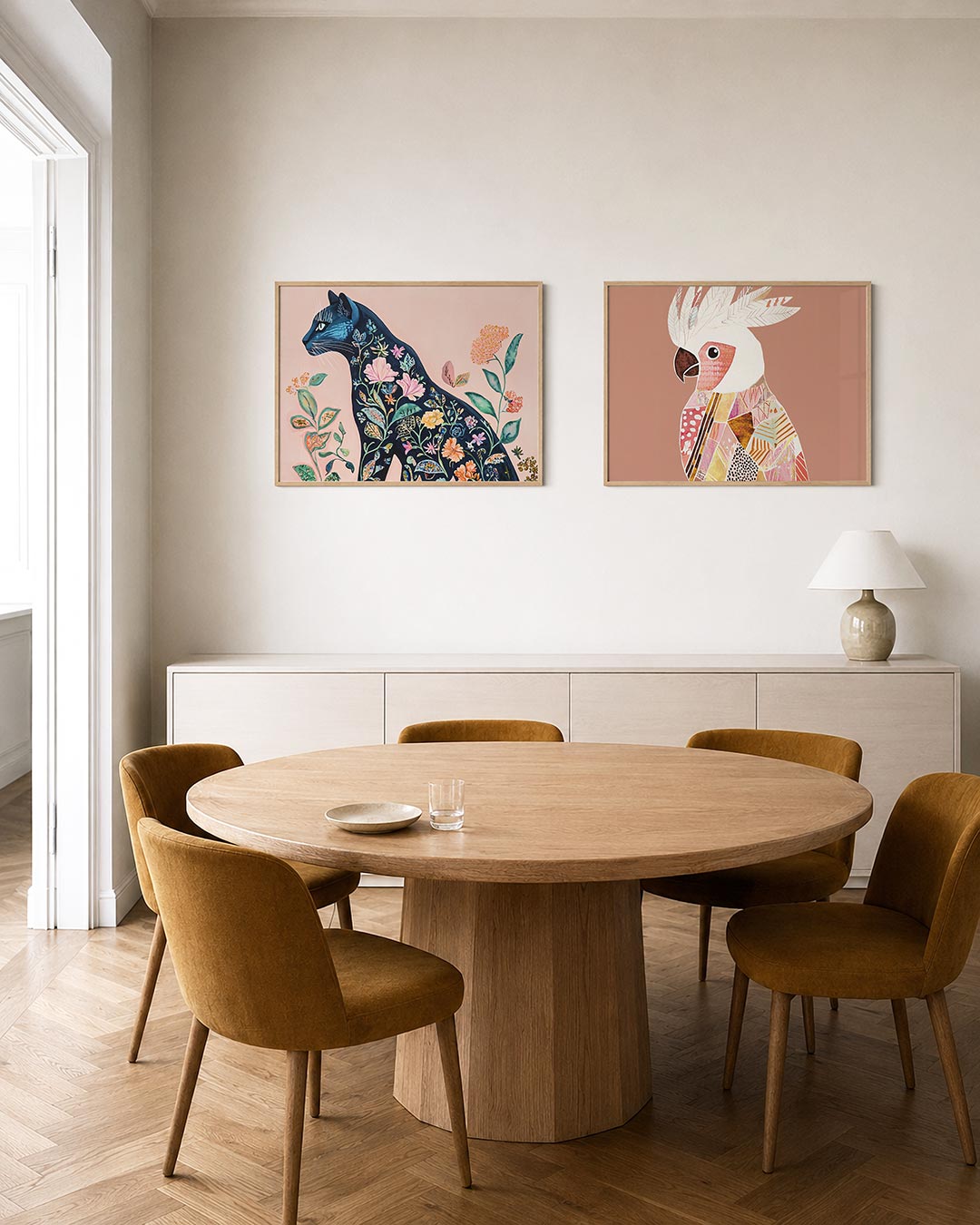 Twee liggende posters met een donkerblauwe kat met kleurrijke bloemen en bladeren, aan de muur in een interieur
