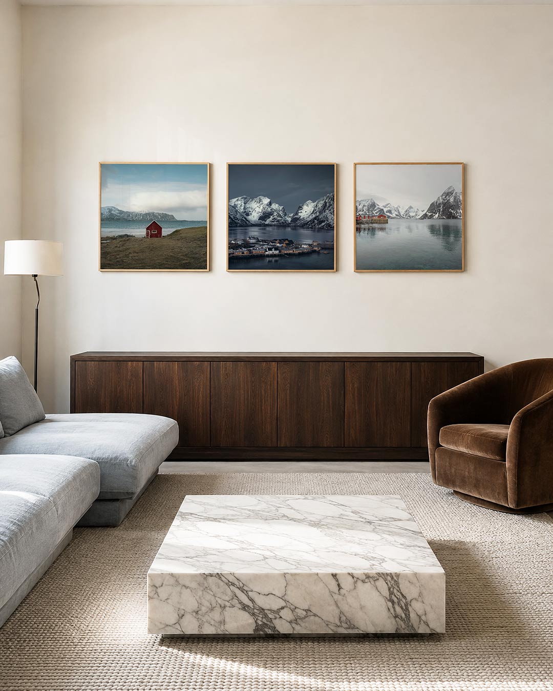 Interieur met vierkant fotografisch drieluik noordelijke fjordenstilte – Gerald Emming