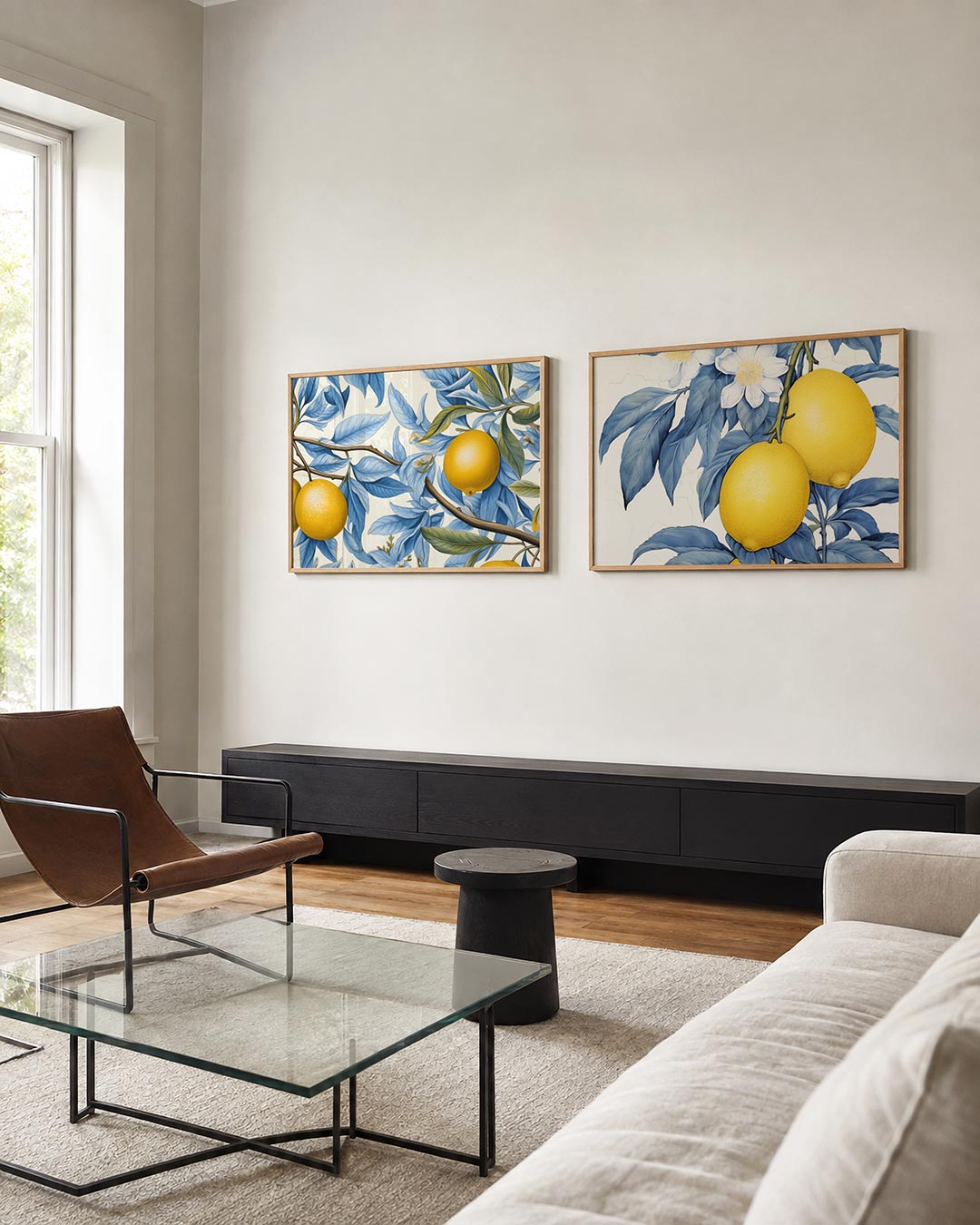 Tweedelige posterset met gele citrusvruchten tussen blauwe bladeren en takken, getoond in een interieur