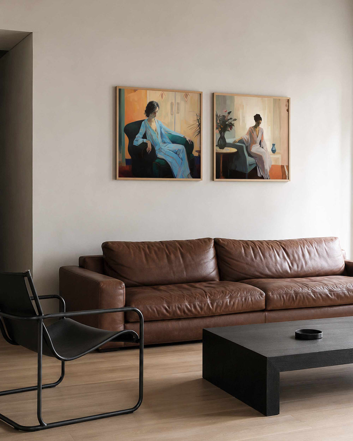 Interieurpresentatie van een tweedelige vierkante posterset met zittende vrouwen