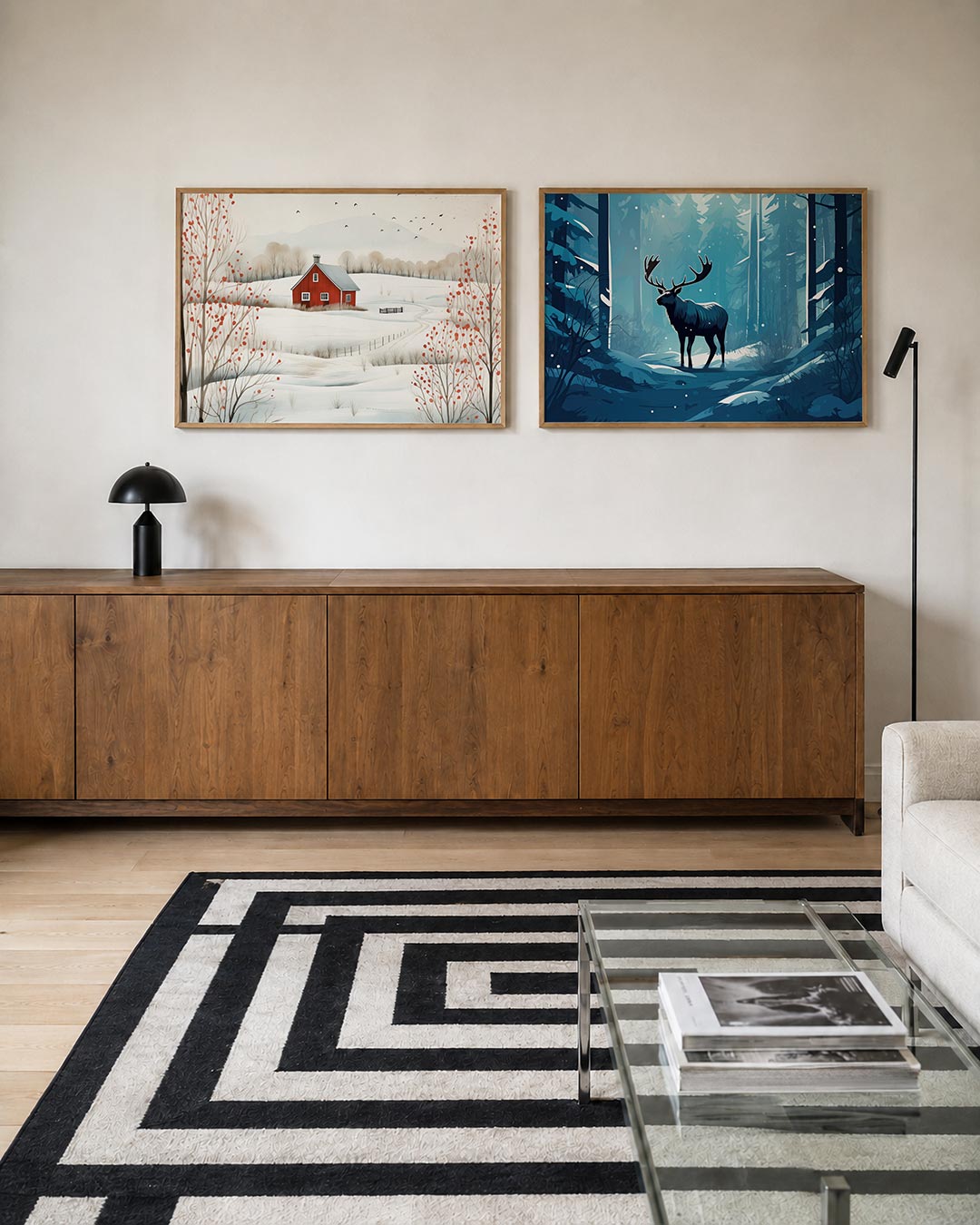 Twee liggende posters met een huisje centraal, in een besneeuwd landschap, aan de muur in een interieur