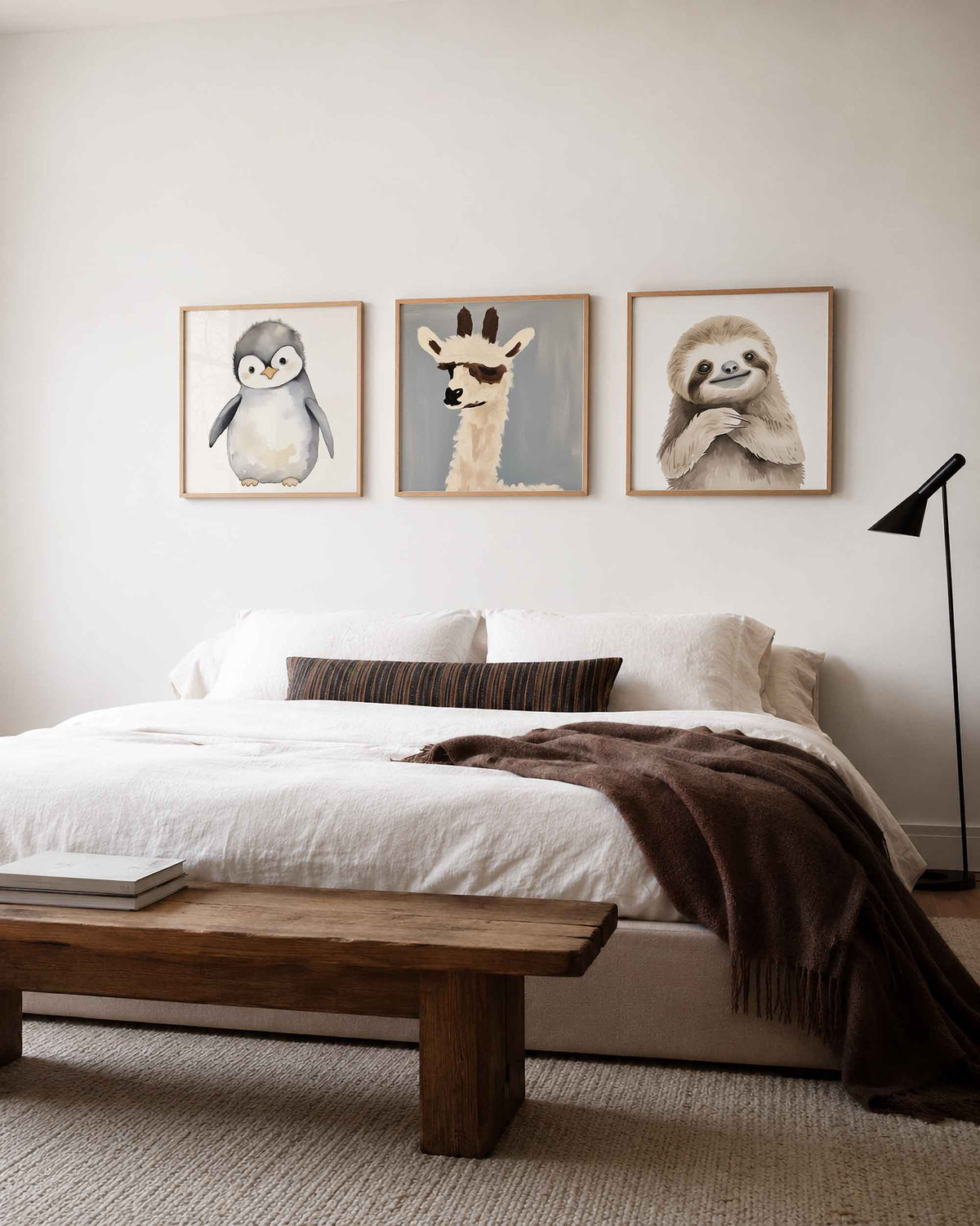 Interieurpresentatie van een driedelige vierkante posterset met dierenportretten