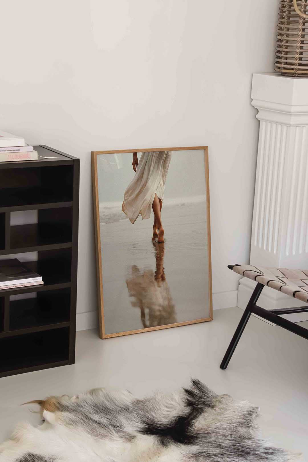 Vrouw in witte jurk Poster