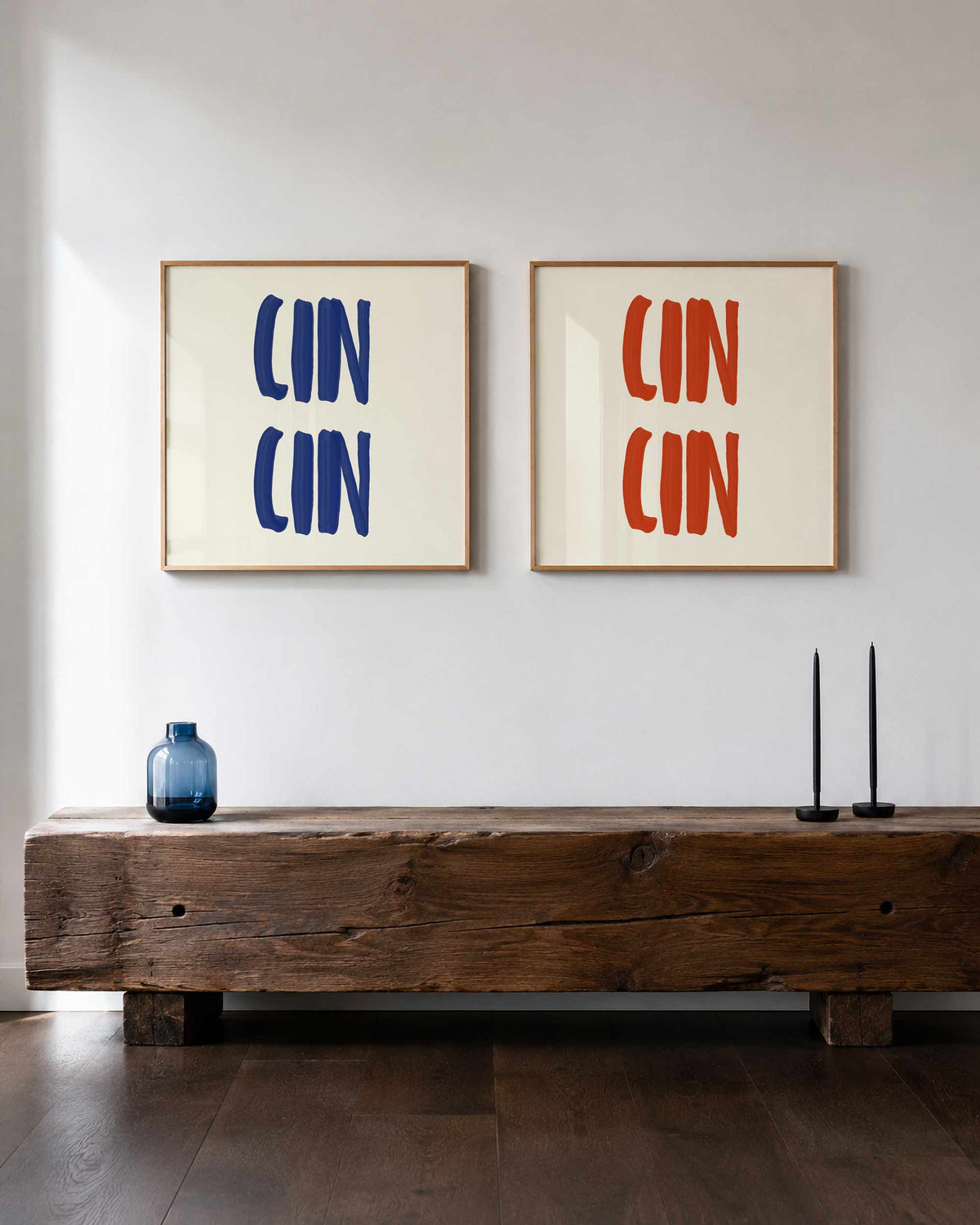 Interieurpresentatie van een tweedelige vierkante posterset met blauwe en rode penseelstreken