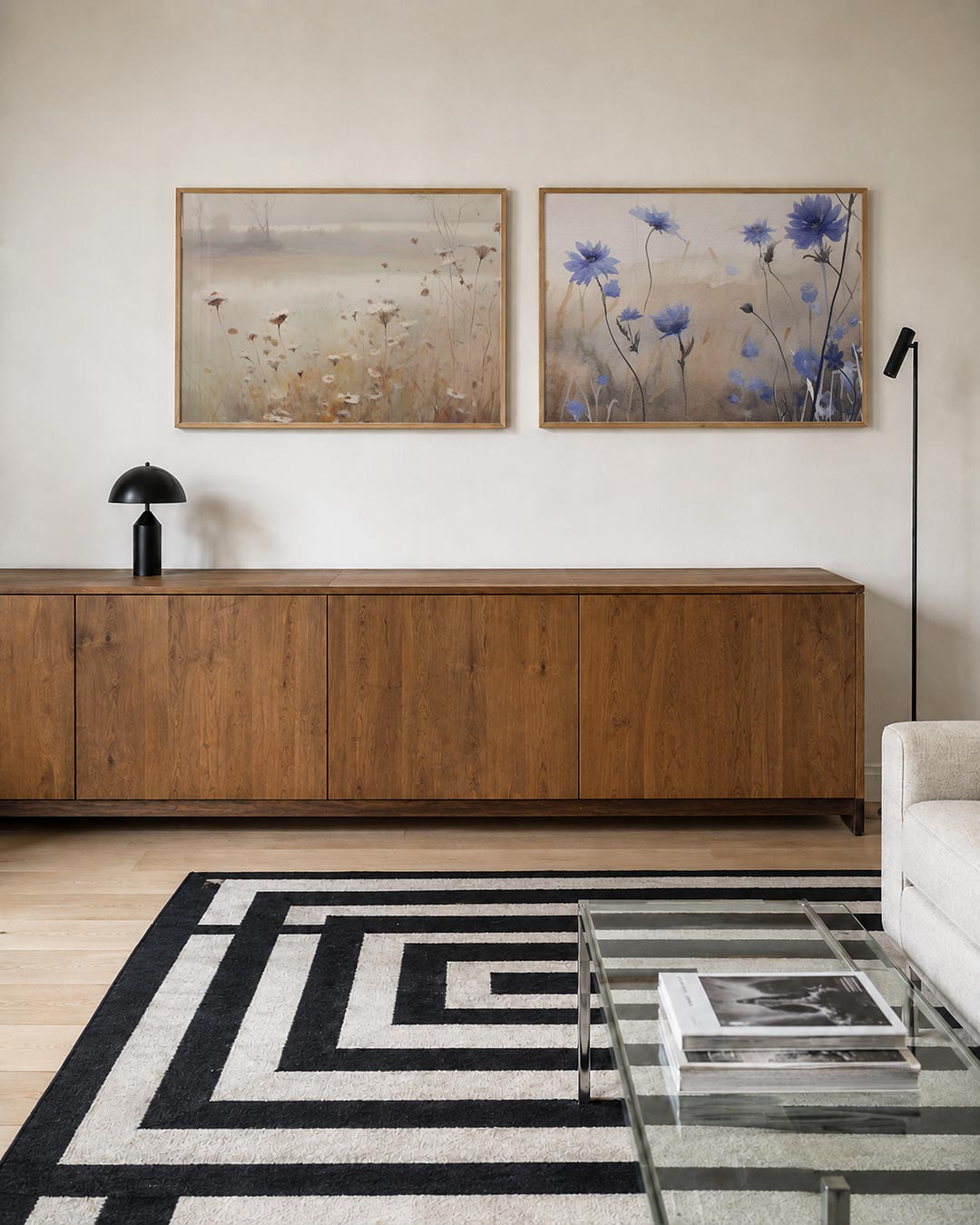 Tweedelige posterset met delicate bloemen tegen een wazige achtergrond, getoond in een interieur
