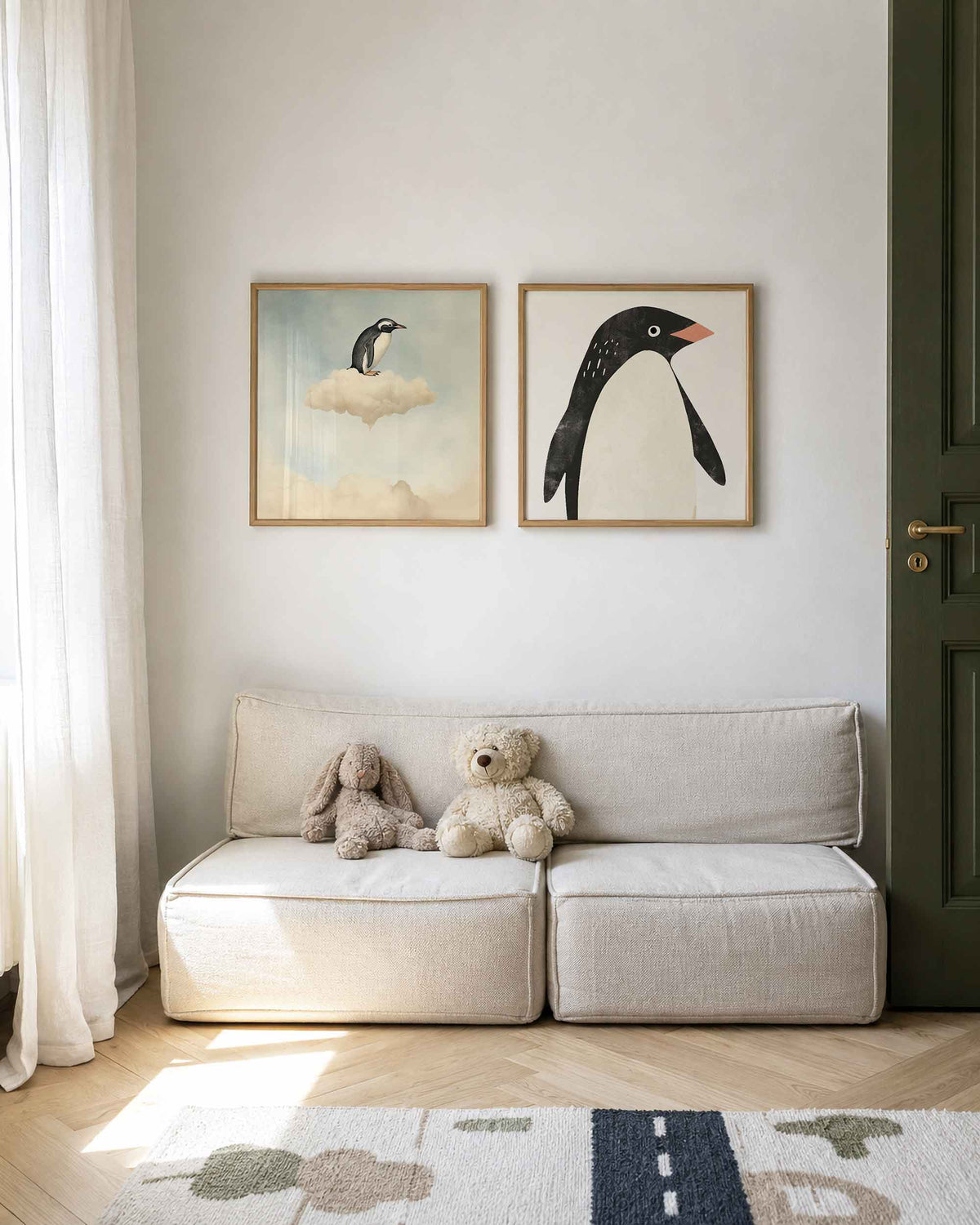 Interieurpresentatie van een tweedelige vierkante posterset met pinguïns in de wolken