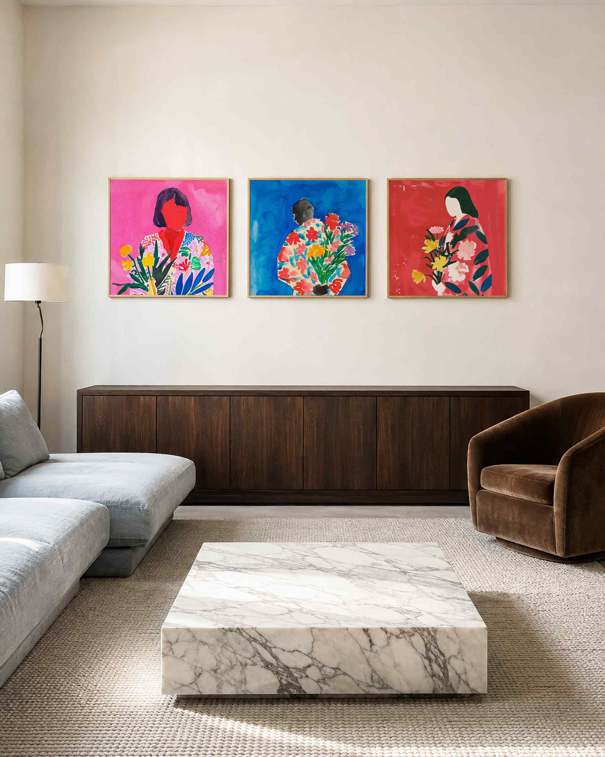 Interieurpresentatie van een driedelige vierkante posterset met vrouwen met bloemen