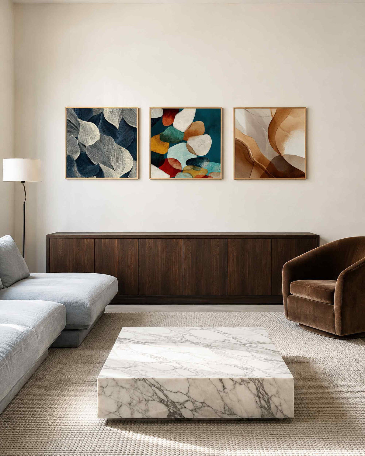 Interieurpresentatie van een driedelige vierkante posterset met abstracte vormen
