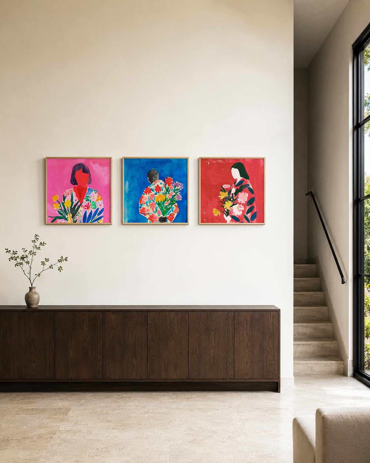Interieurpresentatie van een driedelige vierkante posterset met vrouwen met bloemen