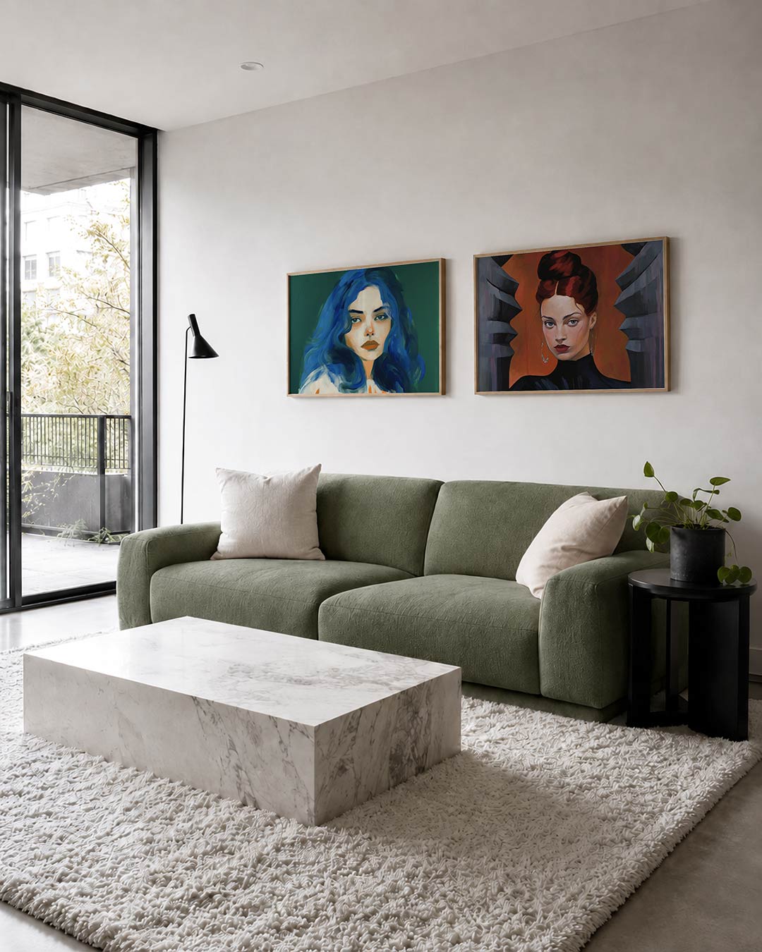 Tweedelige posterset met een portret met levendige blauwe en groene tinten, getoond in een interieur