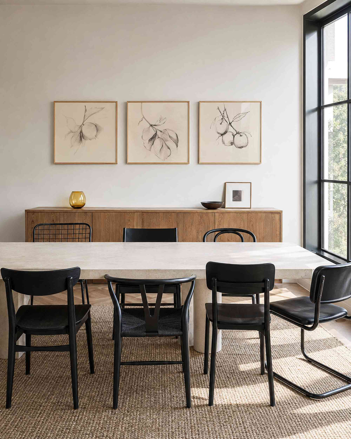 Interieurpresentatie van een driedelige vierkante posterset met botanische potloodtekeningen