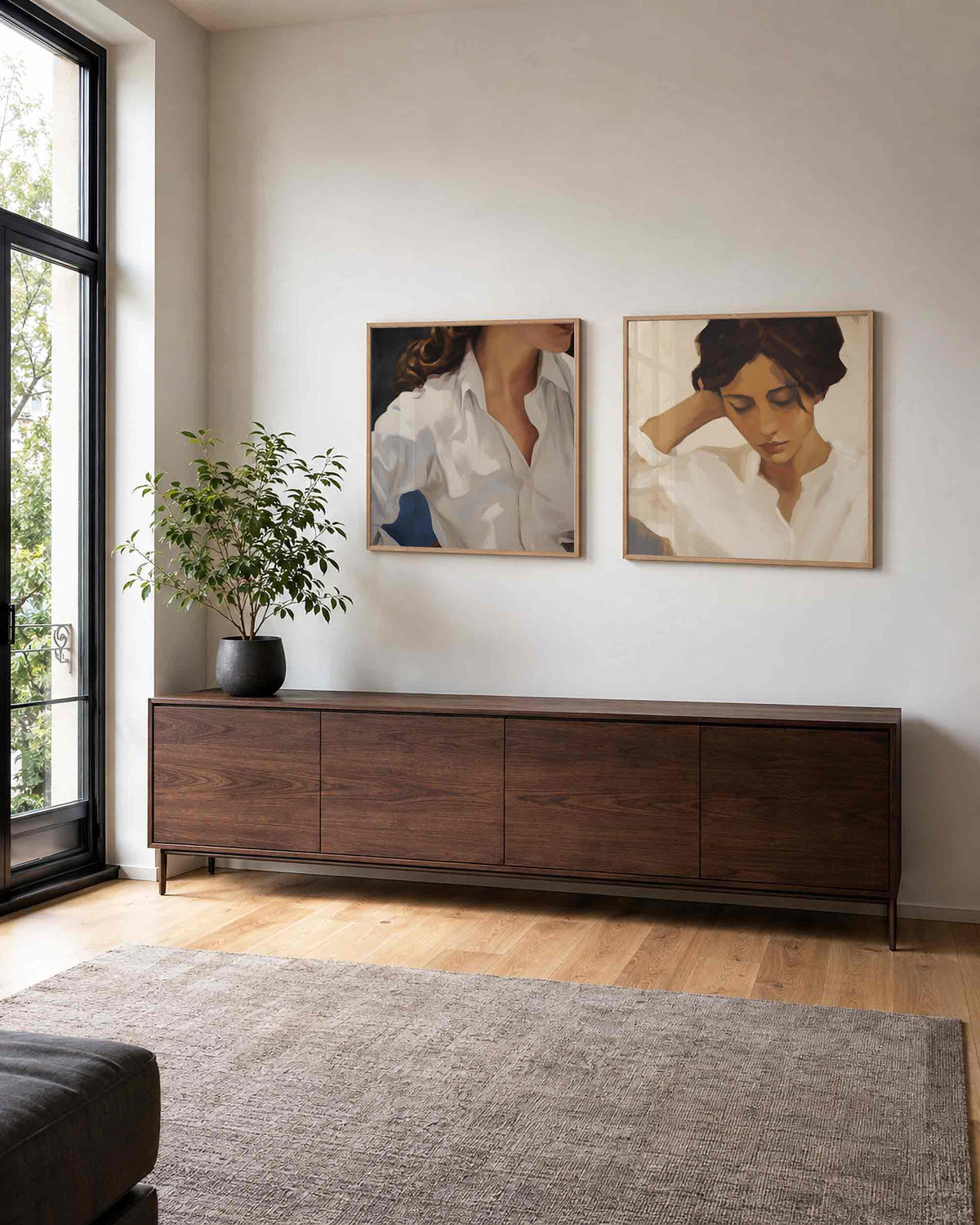 Interieurpresentatie van een tweedelige vierkante posterset met portretten in wit