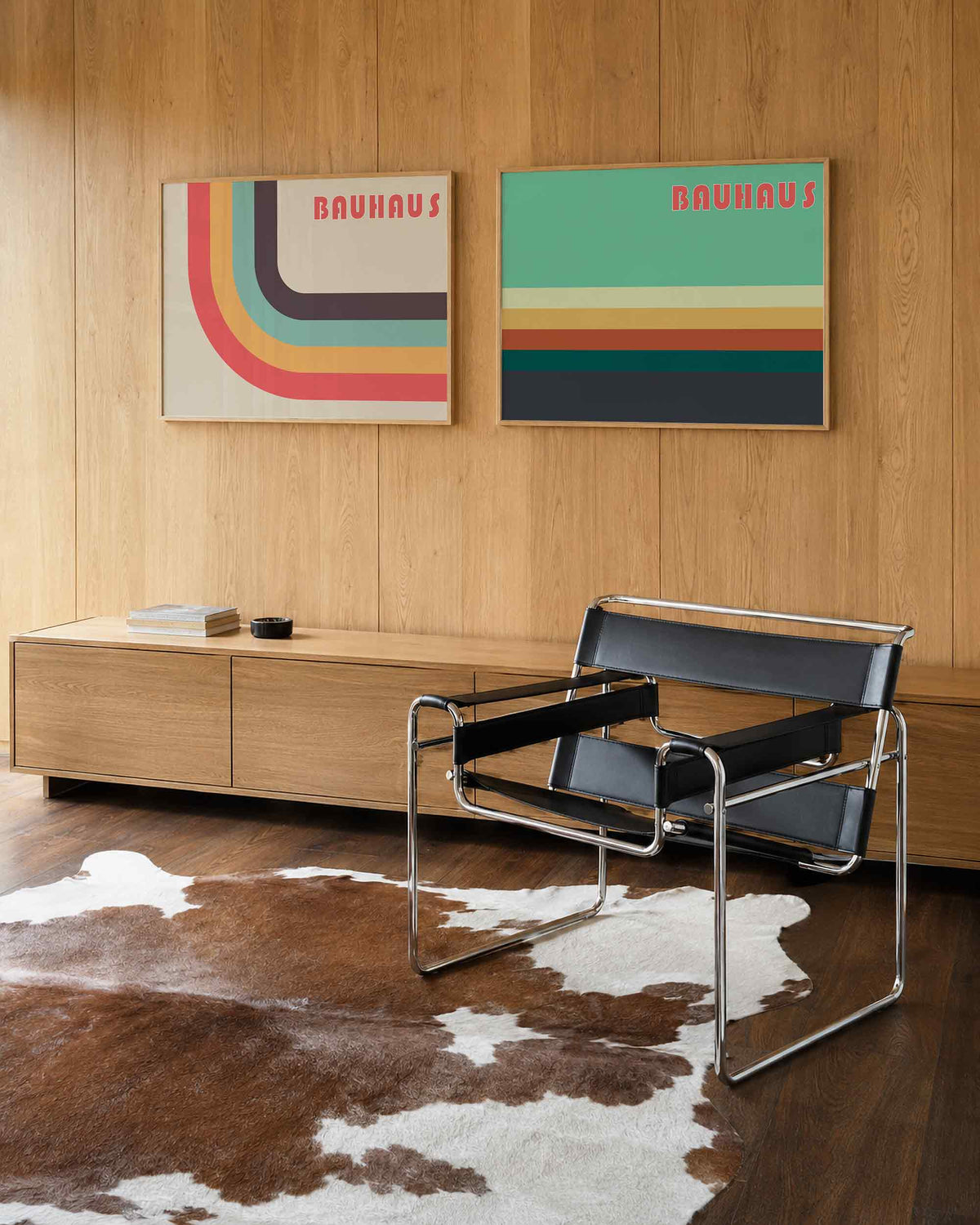Interieurmockup van tweedelige landscape-posterset met gebogen banen en kleurstroken