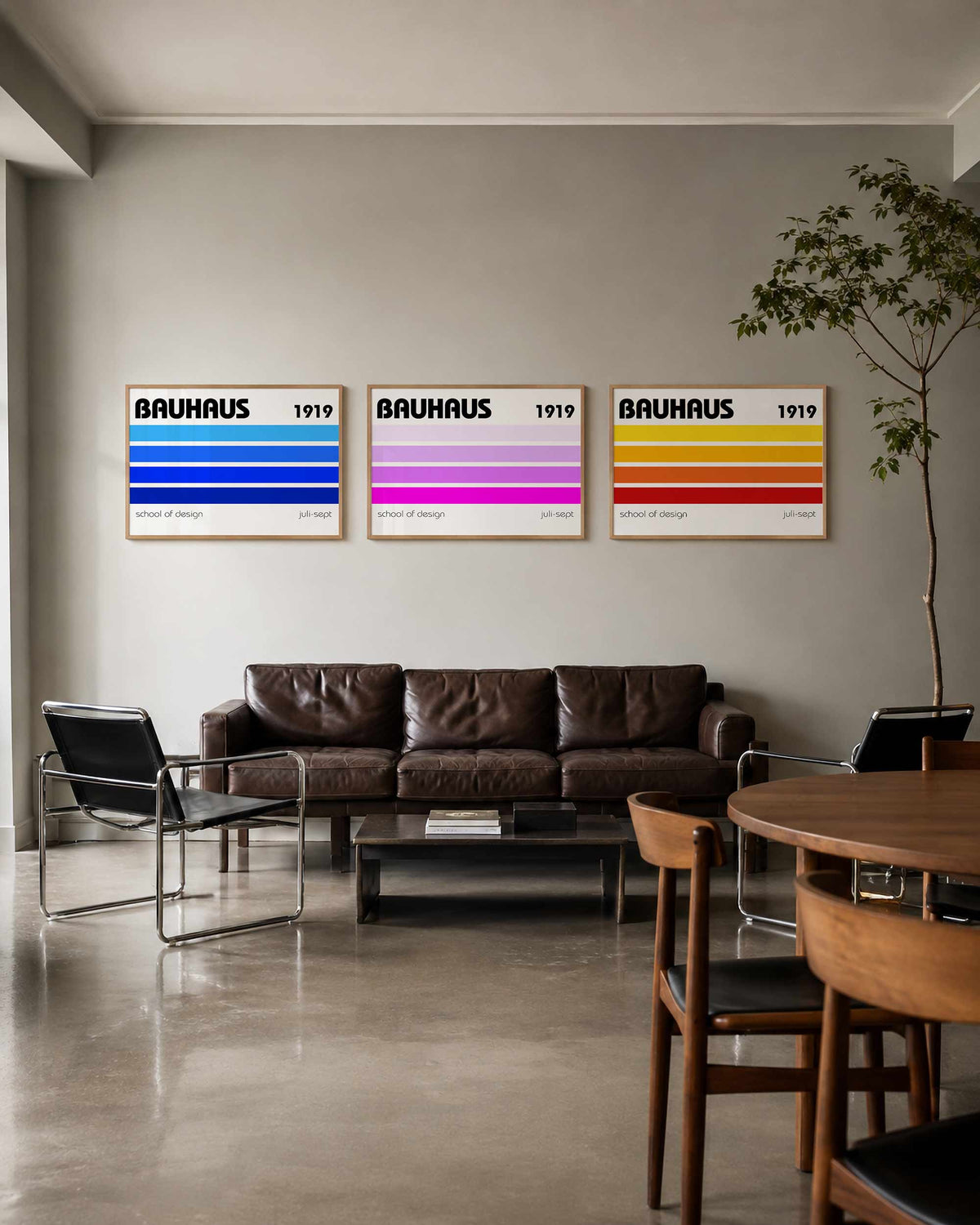 Interieurmockup van drieluik landscape-posterset met kleurbanen en ontwerpjaar