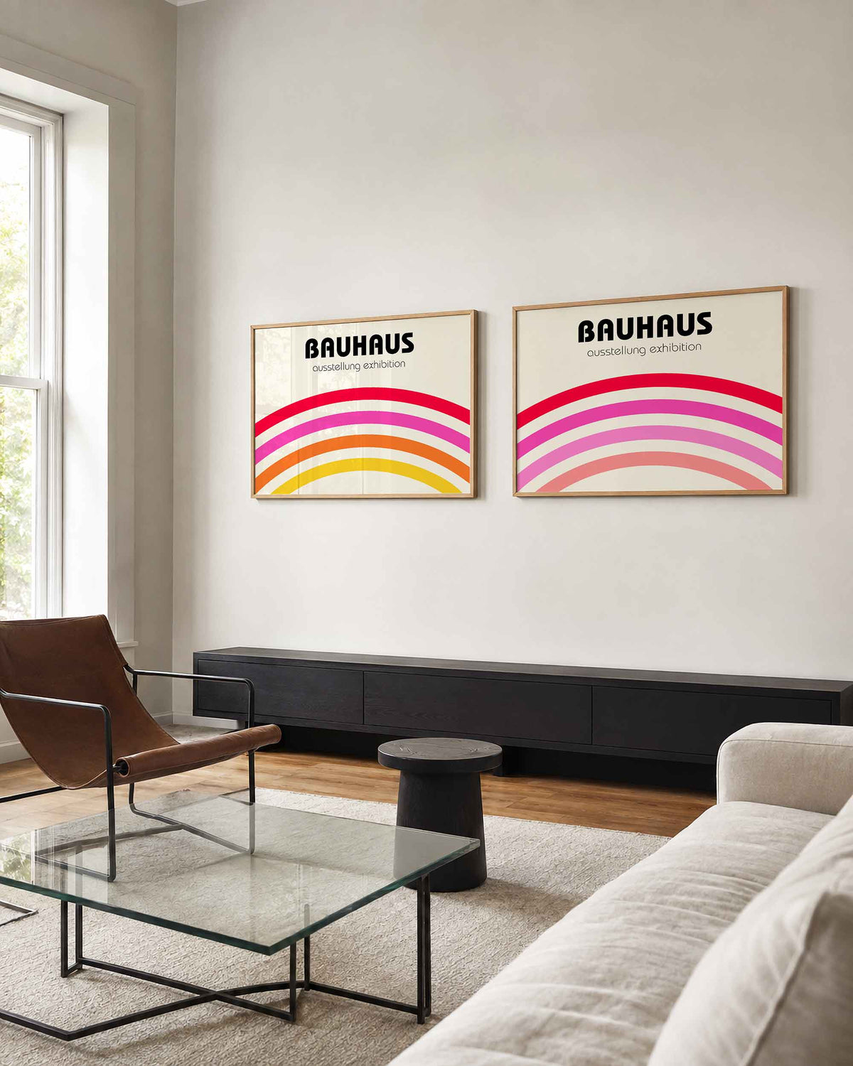 Interieurmockup van tweedelige landscape-posterset met kleurrijke regenboogbogen
