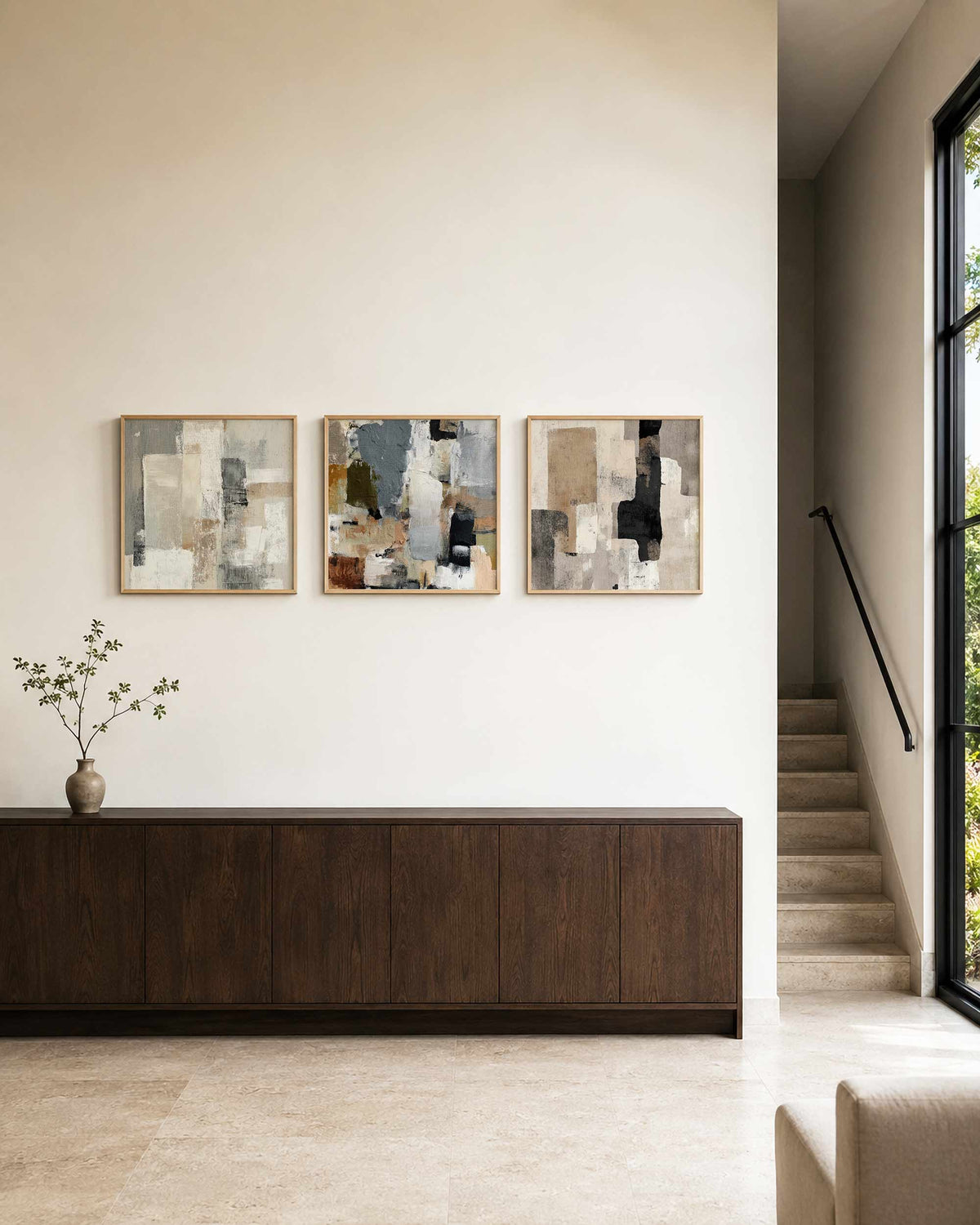 Interieurpresentatie van een driedelige vierkante posterset met abstracte vlakken