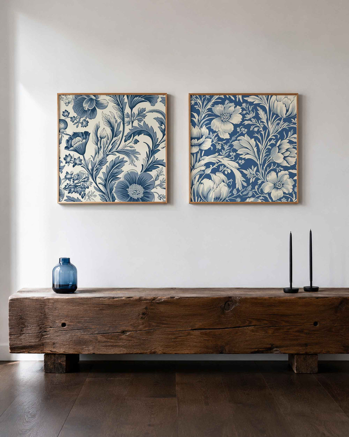 Interieurpresentatie van een tweedelige vierkante posterset met blauwe bloemen